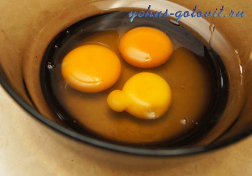 яйца выбить в миску