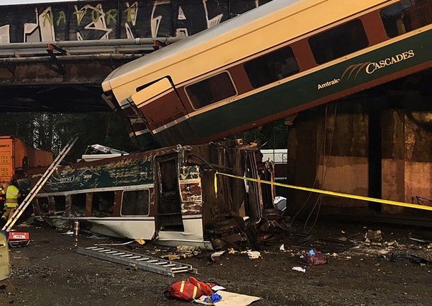 В США поезд упал с моста на шоссе: трое погибших, свыше 100 раненых