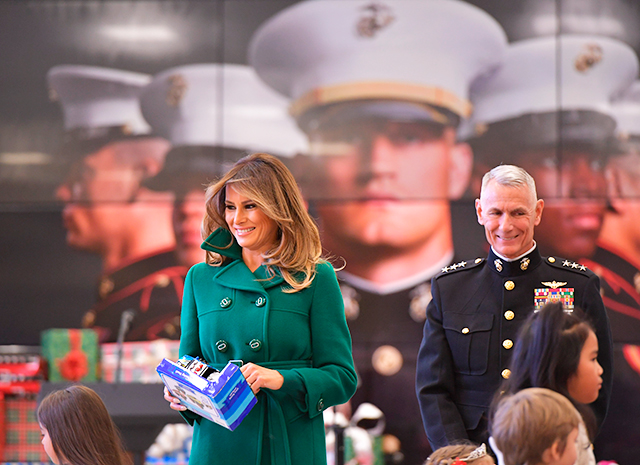 Мелания Трамп вручила детям рождественские подарки на военной базе