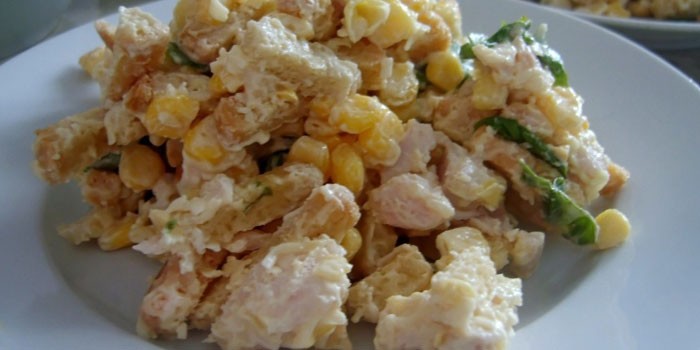 Салат из сухариков и кукурузы - пошаговые рецепты приготовления с ветчиной, фасолью или свежими огурцами
