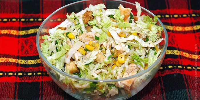 Салат из капусты и курицы - пошаговые рецепты приготовления с сухариками, яблоками или кукурузой с фото