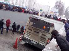 Версия: причиной ДТП с автобусом в Москве могла стать бутылка воды
