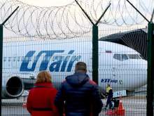 В аэропорту Внуково стюардесса выпала из самолета