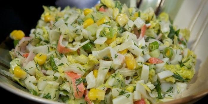 Салат из капусты, крабовых палочек и кукурузы - пошаговые рецепты приготовления с фото