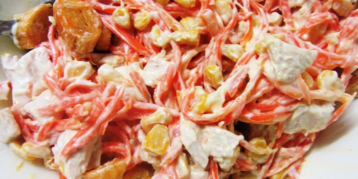 Салат из сухариков и кукурузы - пошаговые рецепты приготовления с ветчиной, фасолью или свежими огурцами