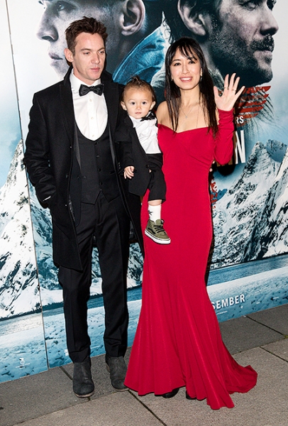 Джонатан Риз Майерс впервые вышел на красную дорожку с женой и сыном