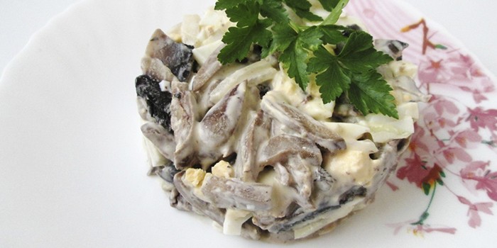 Салат с куриными сердечками - как готовить с маринованным луком, корейской морковью или солеными огурцами
