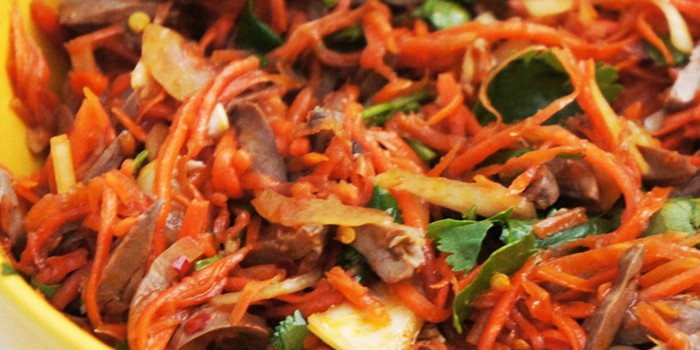 Салат с куриными сердечками - как готовить с маринованным луком, корейской морковью или солеными огурцами