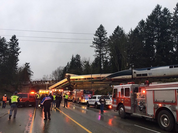 В США поезд упал с моста на шоссе: трое погибших, свыше 100 раненых