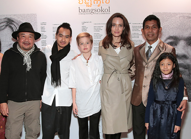 Анджелина Джоли с детьми почтила память жертв геноцида в Камбодже