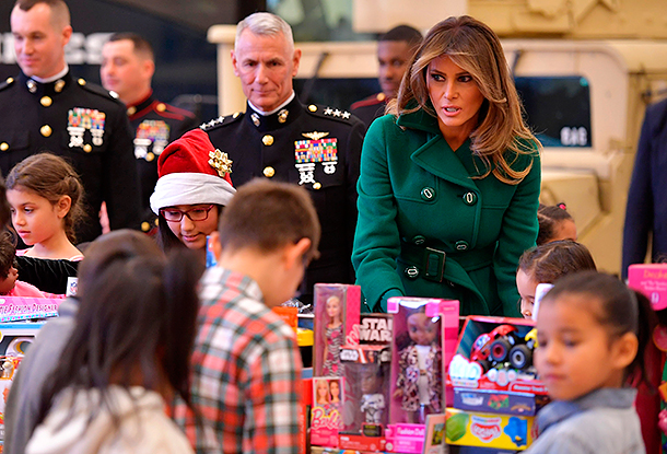 Мелания Трамп вручила детям рождественские подарки на военной базе