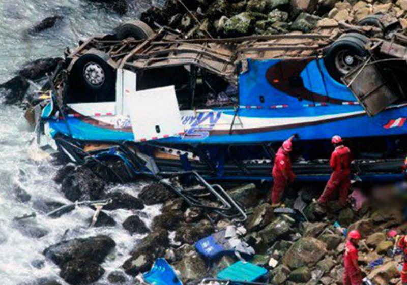 В Перу на "повороте дьявола" автобус рухнул в пропасть, погибли 48 человек