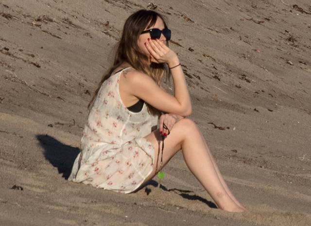 Романтика на пляже: Дакота Джонсон и Крис Мартин больше не скрывают своих отношений