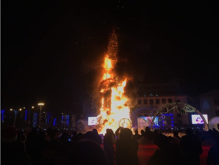 В ночь на 1 января в Южно-Сахалинске сгорела главная елка города