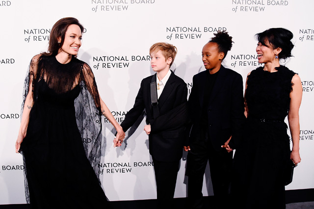 Анджелина Джоли с дочерьми и другие звездные гости церемонии National Board of Review