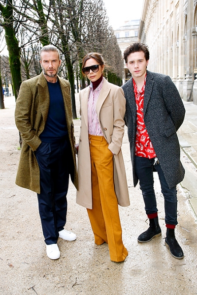 Виктория, Дэвид и Бруклин Бекхэм на показе Louis Vuitton в Париже