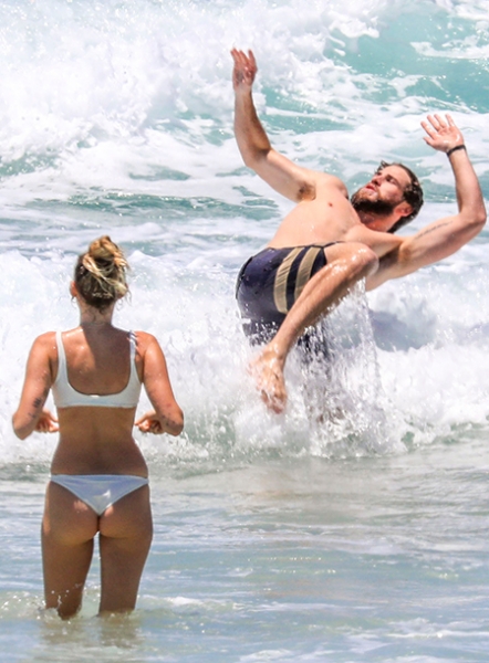 Счастливые и влюбленные: Майли Сайрус и Лиам Хемсворт на пляже в Австралии после комментария Криса Хемсворта об их тайной свадьбе