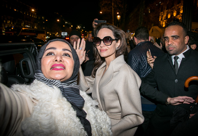 Встреча с Паксом и съемка в рекламе: Анджелина Джоли прилетела в Париж