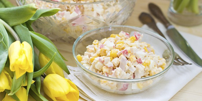 Салат из риса и крабовых палочек - пошаговые рецепты приготовления с кукурузой, огурцом, грибами или сыром