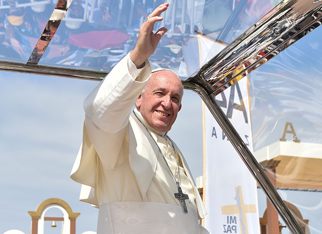 Папа римский Франциск обвенчал стюардессу и бортпроводника на высоте 10 тысяч метров