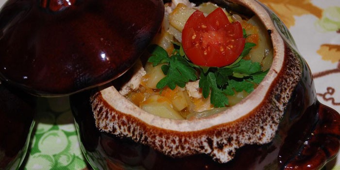 Горшочки в духовке с курицей и картошкой - рецепты приготовления с овощами, в белом соусе или с грибами