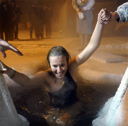 Ксения Собчак окунулась в ледяную купель в Крещение