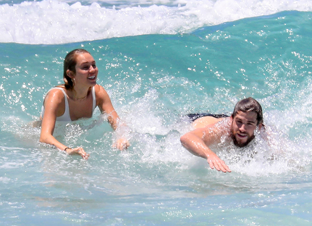 Счастливые и влюбленные: Майли Сайрус и Лиам Хемсворт на пляже в Австралии после комментария Криса Хемсворта об их тайной свадьбе