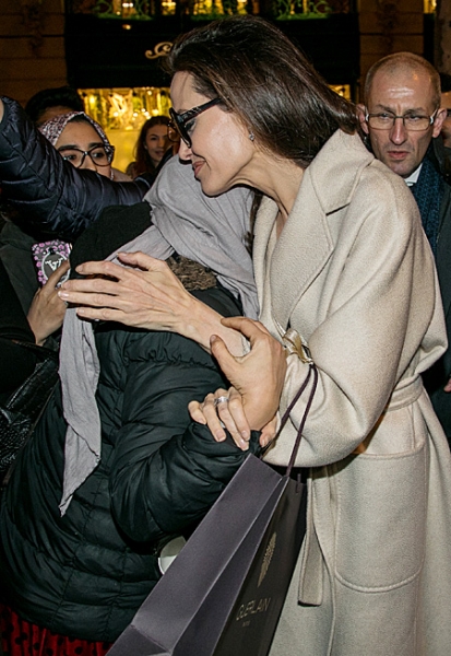 Встреча с Паксом и съемка в рекламе: Анджелина Джоли прилетела в Париж