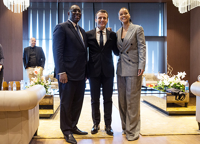Президент Франции Эммануэль Макрон встретил Рианну крепкими объятиями на конференции в Сенегале