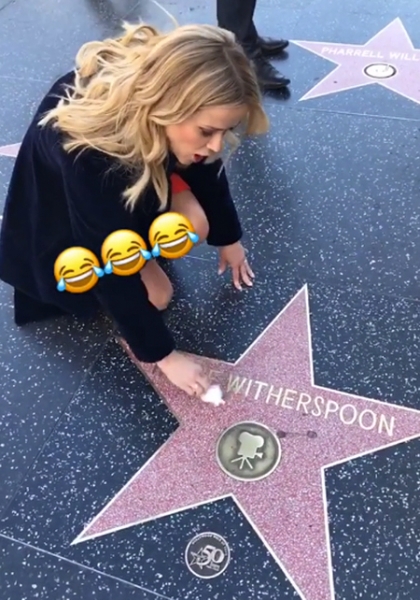 Риз Уизерспун почистила свою звезду на Аллее Славы в Голливуде