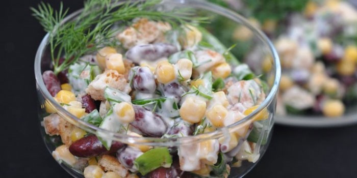 Салат из колбасы и кукурузы - пошаговые рецепты приготовления с маслом, майонезом или слоенного