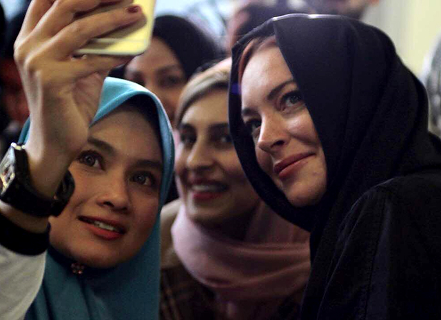 Линдси Лохан подогрела слухи о принятии ислама: актриса пришла на модный показ в хиджабе