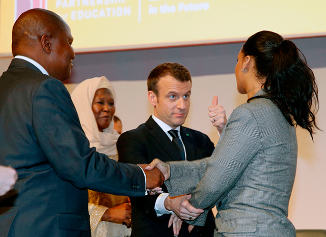 Президент Франции Эммануэль Макрон встретил Рианну крепкими объятиями на конференции в Сенегале