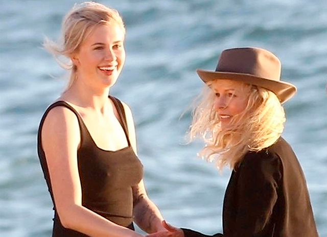 Как подруги: Ким Бесинджер с дочерью Айрленд Болдуин в теплой фотосессии на пляже Малибу