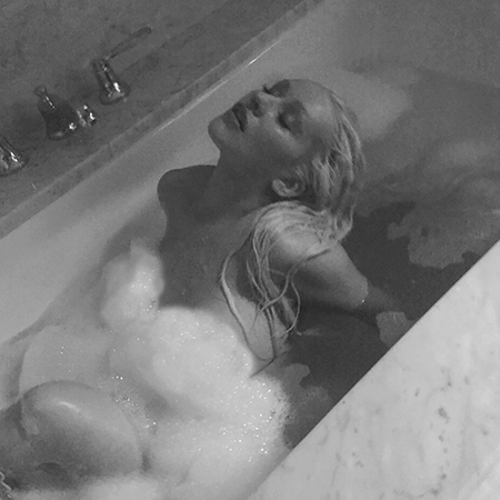 Кристина Агилера подогрела интерес к своей персоне фотосессией в ванной