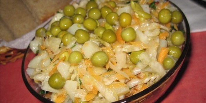 Салат с капустой и горошком - пошаговые рецепты приготовления с маслом или майонезом