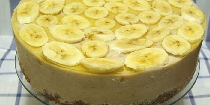 Торт из печенья и бананов без выпечки