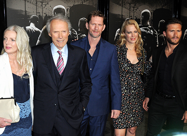 Клинт Иствуд с возлюбленной и шестью детьми на премьере своего нового фильма