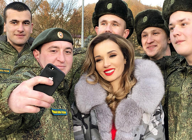 С Днем защитника Отечества: поздравления от звездных девушек и армейские снимки мужчин