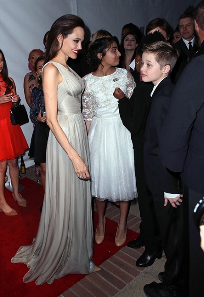Анджелина Джоли появилась на красной дорожке вместе с дочерьми Шайло и Захарой