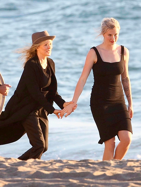 Как подруги: Ким Бесинджер с дочерью Айрленд Болдуин в теплой фотосессии на пляже Малибу