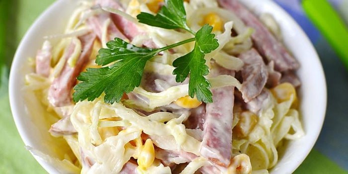 Салат из колбасы и кукурузы - пошаговые рецепты приготовления с маслом, майонезом или слоенного