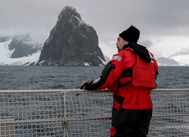 На дне: Хавьер Бардем спустился на глубину 300 метров в Антарктике