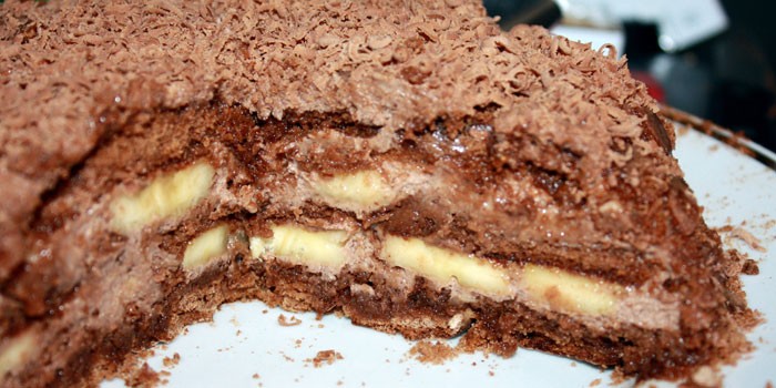 Торт из печенья и бананов без выпечки