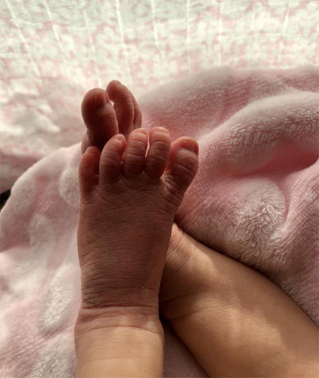 Адам Ливайн и Бехати Принслу поделились первым фото новорожденной дочери