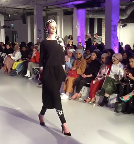 Линдси Лохан подогрела слухи о принятии ислама: актриса пришла на модный показ в хиджабе