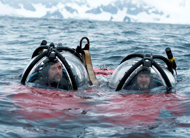 На дне: Хавьер Бардем спустился на глубину 300 метров в Антарктике