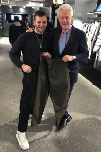 И в потрясающих штанах: Билл Клинтон купил себе обновку в магазине племянника