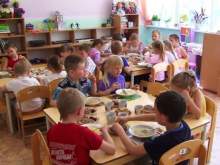 В Челябинске воспитательница накормила ребенка супом с рвотой