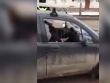 Жительница Башкирии изрубила свой автомобиль на глазах инспекторов ГИБДД